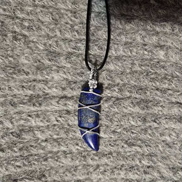 NWOT, lapis lazuli with pyrite horn or wolf's tooth pendant, black cord - Picture 2 of 3